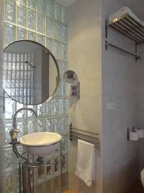 Ensemble douche/baignoire, baignoire à jets, sèche-cheveux