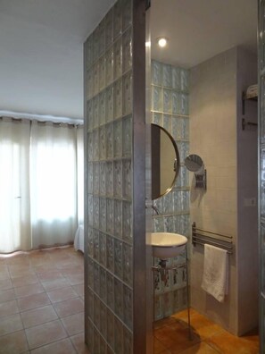 Tina con regadera, tina de hidromasaje, secadora de cabello, toallas