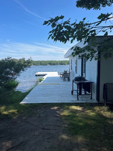 5 star on CATFISH LAKE wet boathouse, sandy beach, 5 bedroom, air cond 