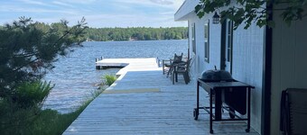 5 star on CATFISH LAKE wet boathouse, sandy beach, 5 bedroom, air cond 