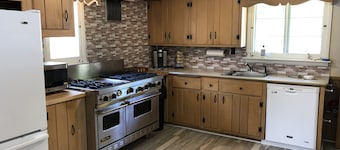 5 star on CATFISH LAKE wet boathouse, sandy beach, 5 bedroom, air cond