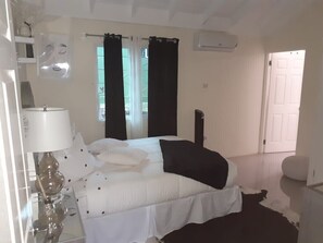 3 bedrooms, iron/ironing board, travel cot, free WiFi - backyard oasis, hot water /Fully AC, 8 mins drive from Ocho Rios central (Ocho Rios)