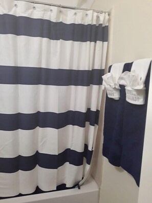 浴槽、ヘアドライヤー、タオル、石鹸