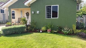 Exterior - backyard oasis, hot water /Fully AC, 8 mins drive from Ocho Rios central (Ocho Rios)