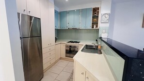 Fridge, microwave, oven, stovetop - Sunrise Ocean Views Retreat Cowes Phillip Island (Cowes)