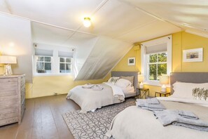 3 habitaciones, escritorio y tabla de planchar con plancha 