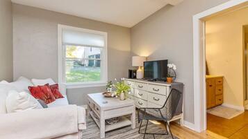 Een televisie, een tafeltennistafel en boeken