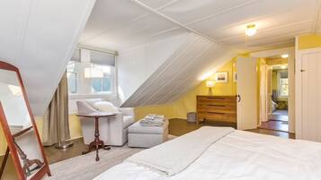 3 slaapkamers, een bureau, een strijkplank/strijkijzer, reisbedje