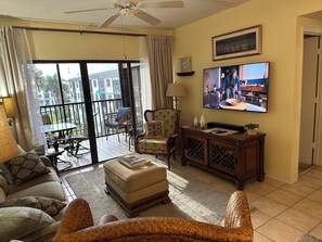 Smart TV, DVD player, books, music library - Beautiful Relaxing, Waterside Views! Walking Distance, Elevator,Garage, Pool&Spa (Naples)