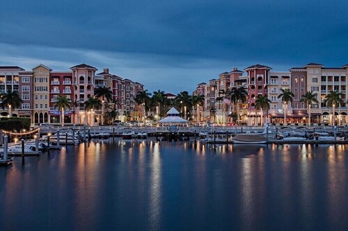 Beautiful Relaxing, Waterside Views! Walking Distance, Elevator,Garage, Pool&Spa