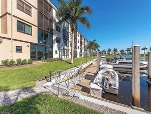 Marina - Beautiful Location, Waterside Views! Walking Distance, Elevator,Garage, Pool&Spa (Naples)