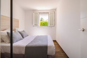 A bedroom with a bed, a window with open shutters, and a view of greenery outside. - Soul Beach Hotel By Mc Adults Recommended (Denia)