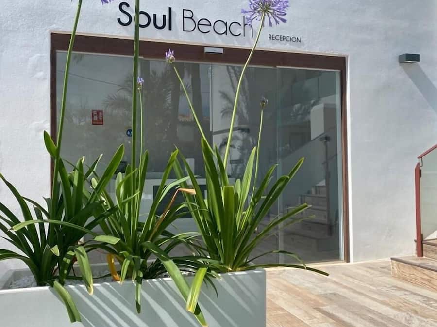Un edificio con un letrero que dice "Soul Beach" y una zona de recepción.