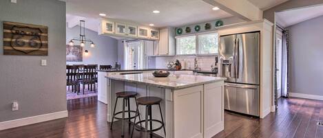 Fridge, microwave, stovetop, dishwasher