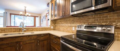 ثلاجة، ميكروويف، فرن، موقد طهي مسطح