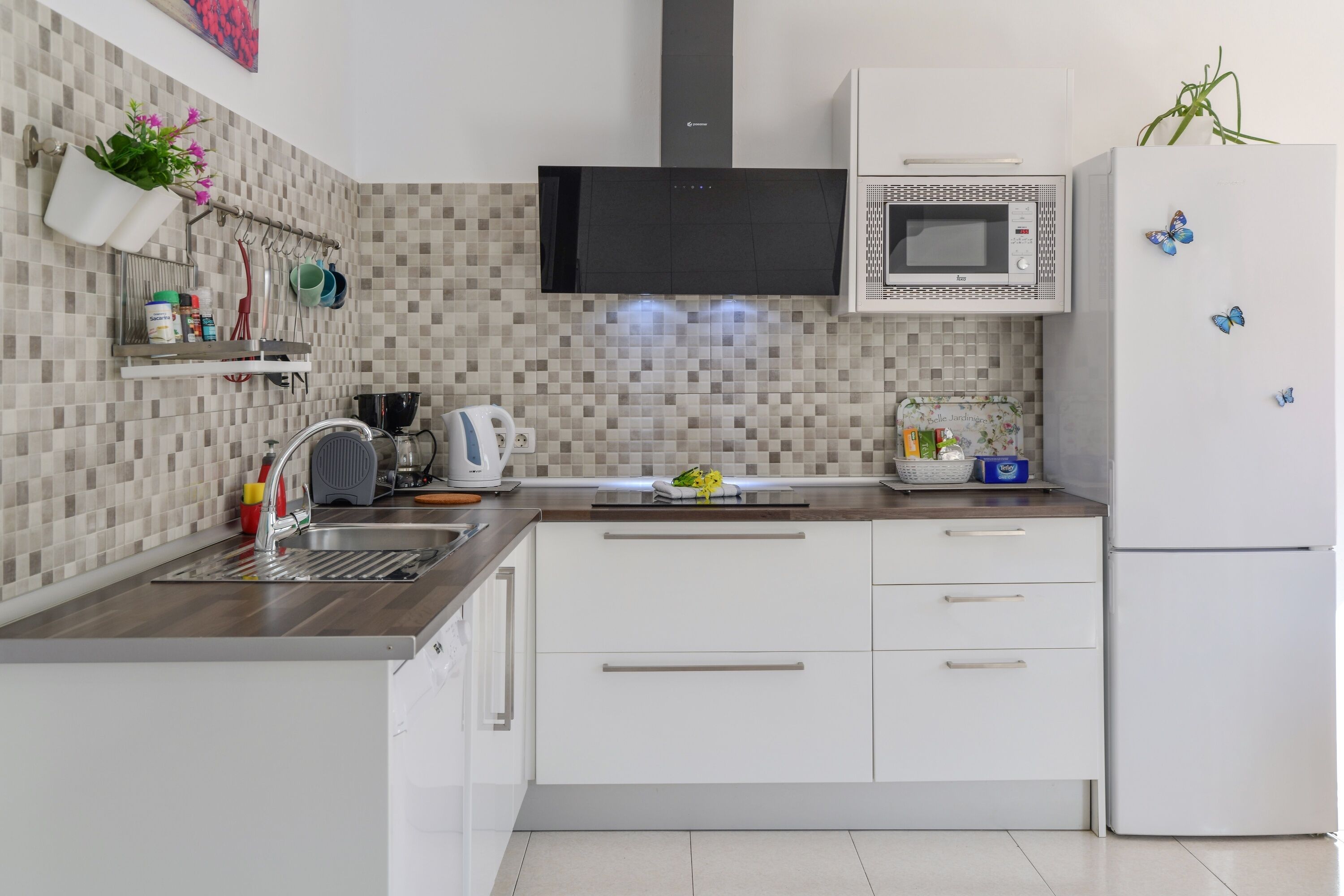 Een koelkast, een magnetron, een kookplaat, een vaatwasser