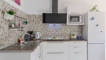 Refrigerador, microondas, parrilla de estufa y lavavajillas