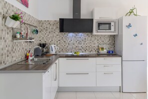 Køleskab, mikrobølgeovn, kogeplade, opvaskemaskine