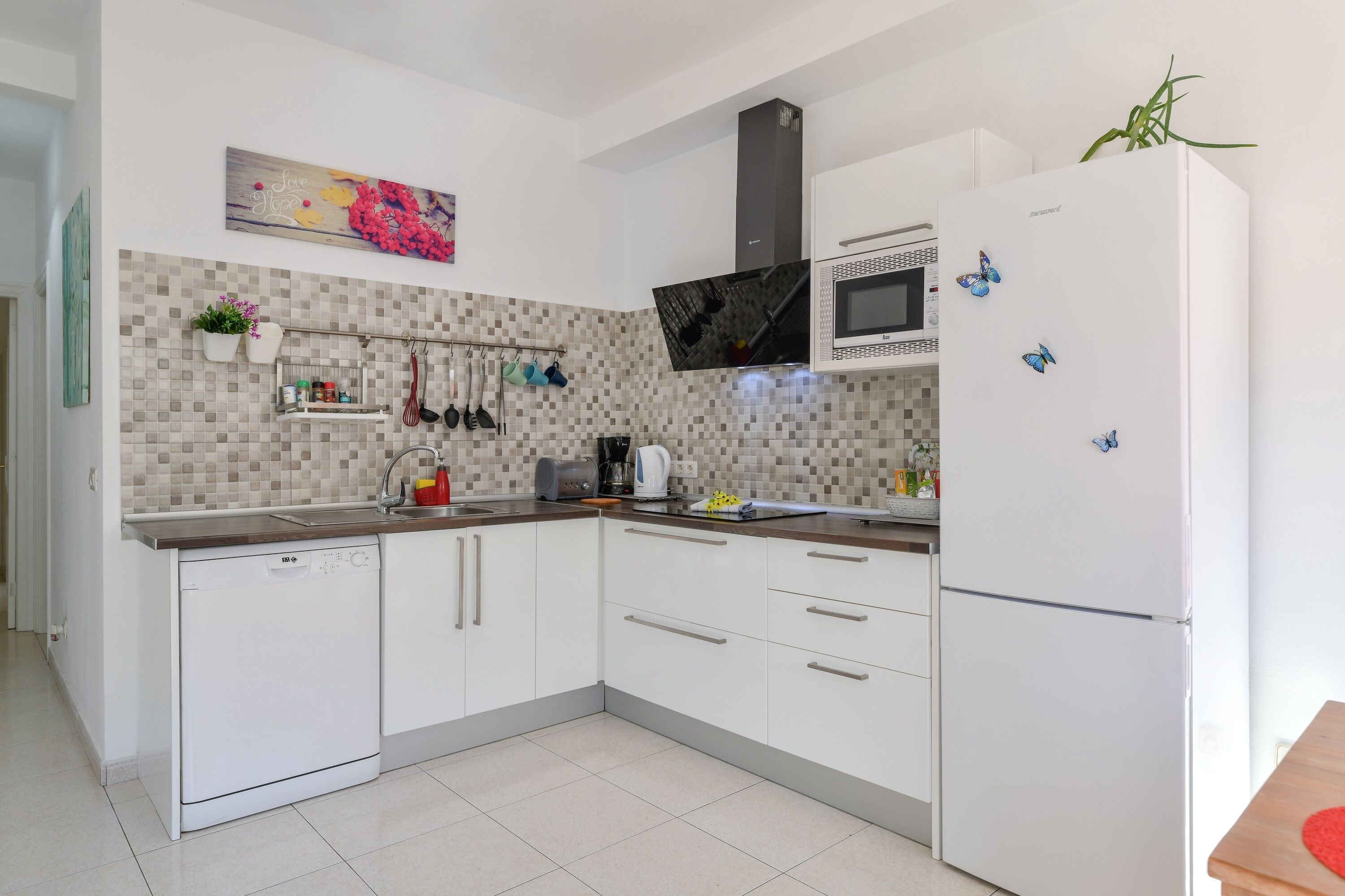 Køleskab, mikrobølgeovn, kogeplade, opvaskemaskine