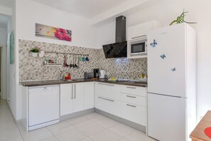 Køleskab, mikrobølgeovn, kogeplade, opvaskemaskine