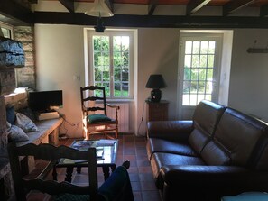 TV, fireplace - Pretty little house in the meadow... for 4 to 5 pers. (plurien)