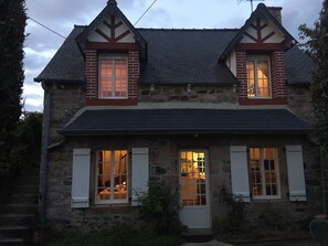 Exterior - Charming Little House in the Meadow for 4–5 Guests (plurien)
