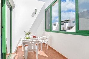 Outdoor dining - Charming Holiday Apartment "Apartamento Anaca 2" Next to the Beach (Playa Blanca)