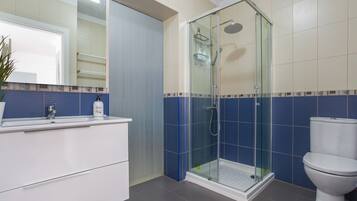 Een douche, een haardroger, handdoeken