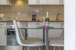 Fridge, microwave, oven, stovetop - Holiday Home "Casa Alsa" with Views of Mount Teide (La Guancha)