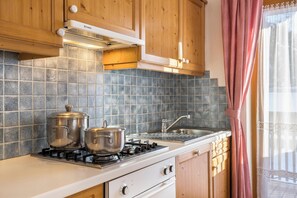 Frigorifero, microonde, forno, piano cottura