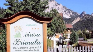 A sign for 'ciasa Primula' with a mountain backdrop. - Holiday Apartment "3 - Ciasa Primula" (san Vigilio di Marebbe)