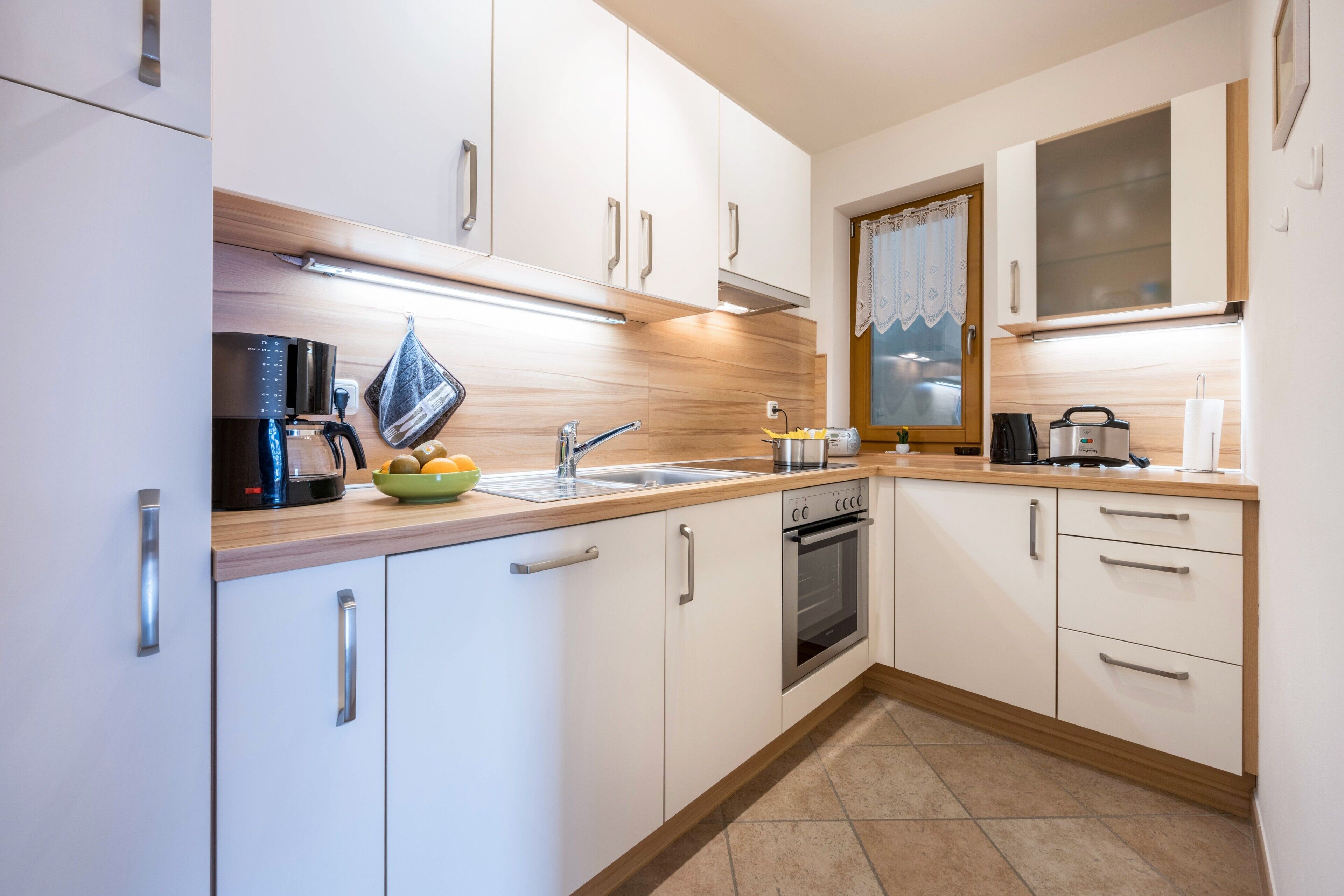 Frigorifero, forno, piano cottura, lavastoviglie