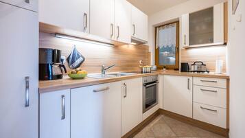 Frigorifero, forno, piano cottura, lavastoviglie