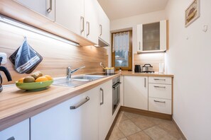 Fridge, oven, stovetop, dishwasher