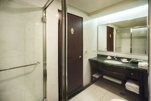 Separate tub and shower, rainfall showerhead, free toiletries - Hej Taipei Arena Hotel (Taipei)