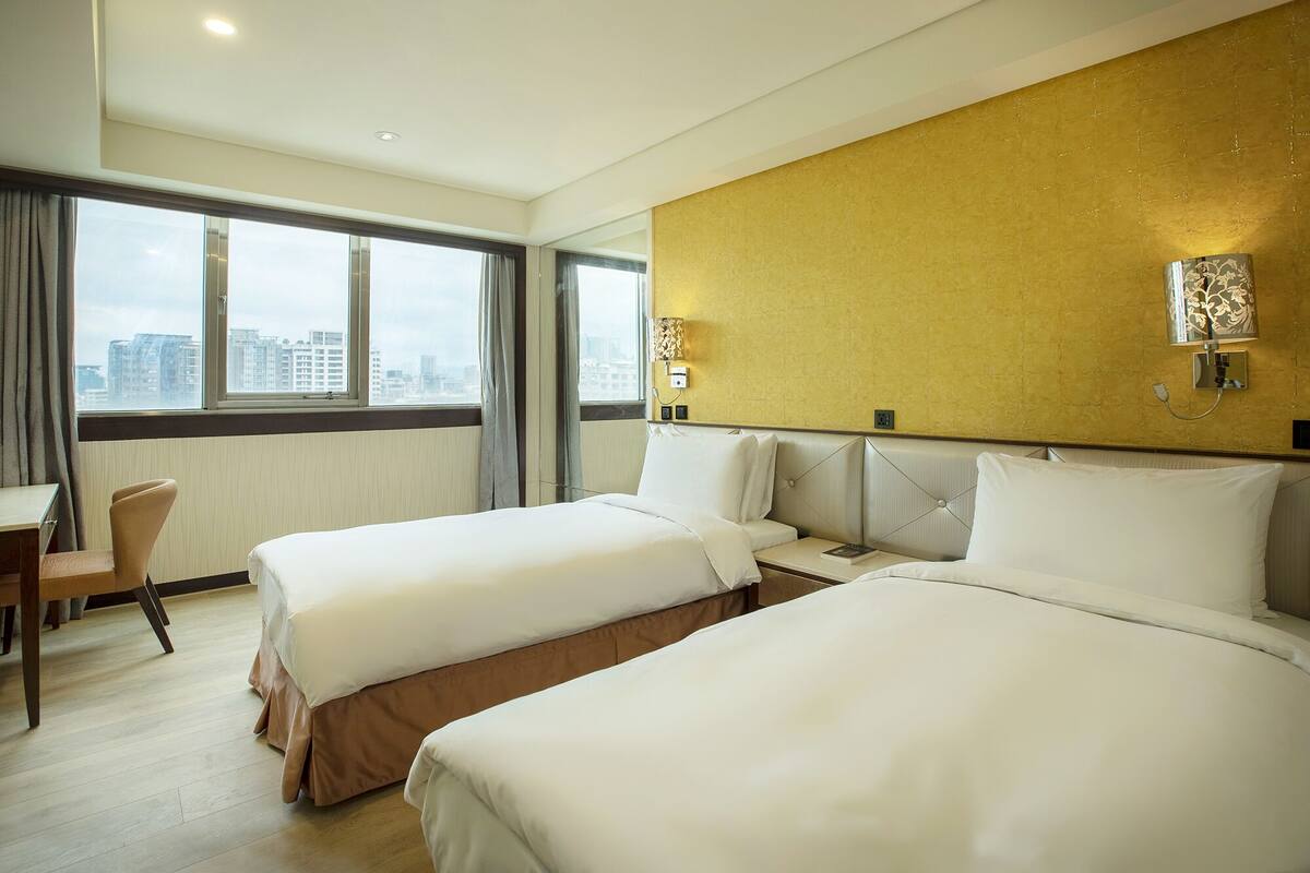 Business Double or Twin Room | Minibar, desk, blackout drapes, soundproofing
