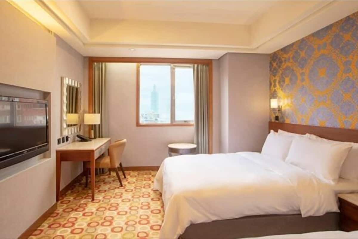 Minibar, desk, blackout curtains, free WiFi