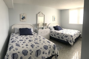 2 عدّة غرف نوم ومكواة/لوح كي وواي فاي وملاءات أسرّة