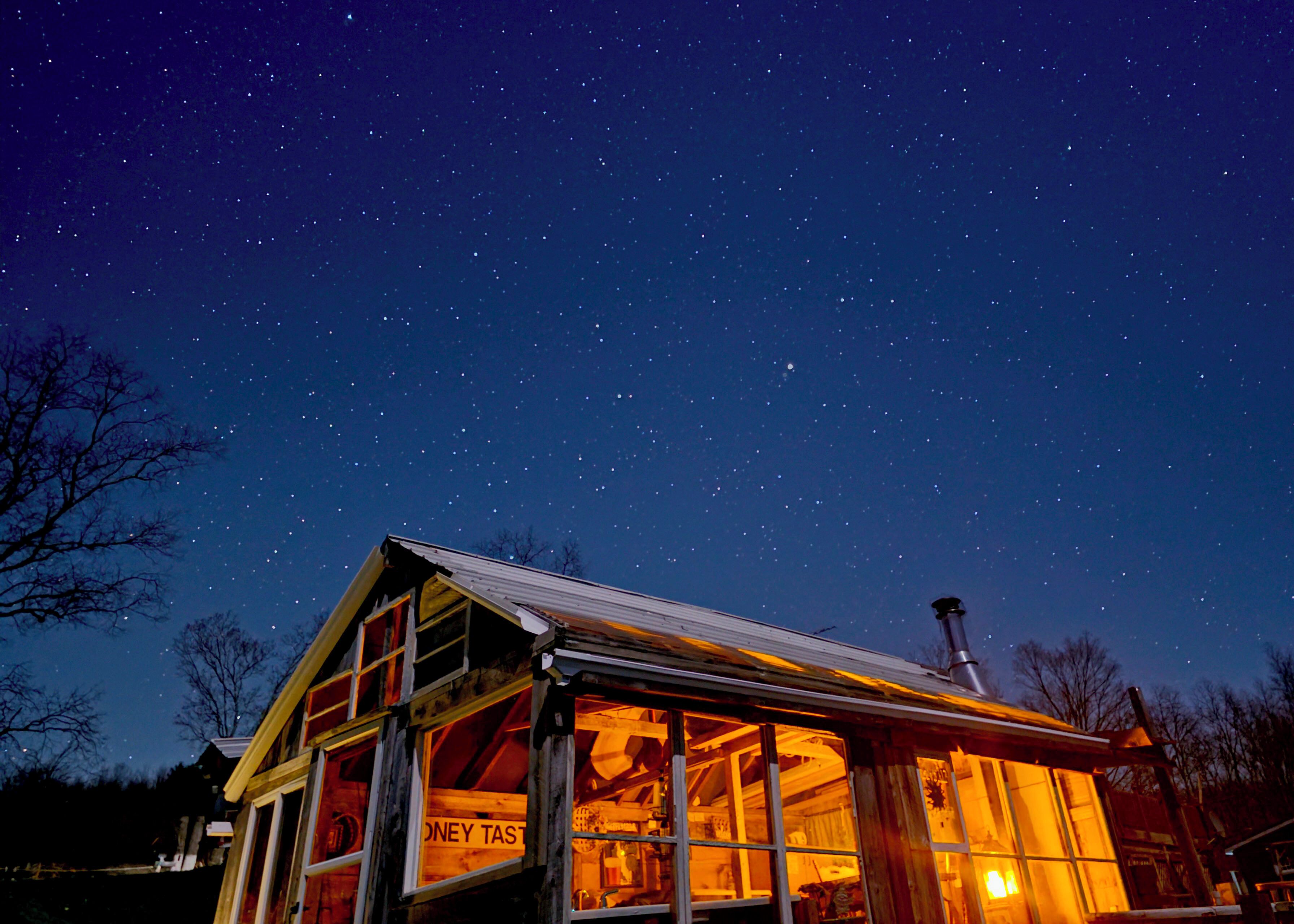 Off-Grid Glass Barn with Mountain View, Wood Stove, Cooling Bath Tub & Wi-fi