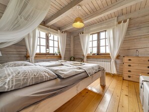 2 bedrooms, iron/ironing board, Internet