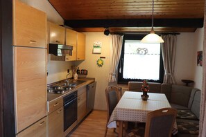 Kühlschrank, Ofen, Geschirrspüler, Wasserkocher mit Kaffee-/Teezubehör