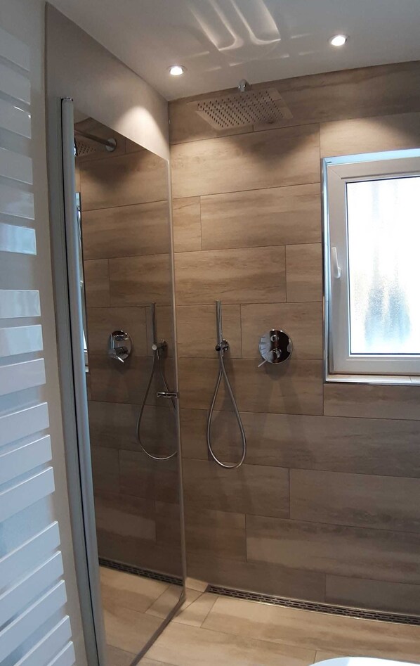 Unclassified image, 1 of 18, button