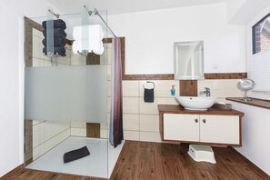 Een douche, een haardroger, handdoeken, zeep