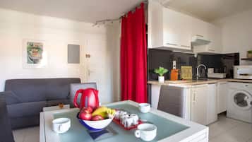 Refrigerador, microondas, lavavajillas, utensilios de cocina