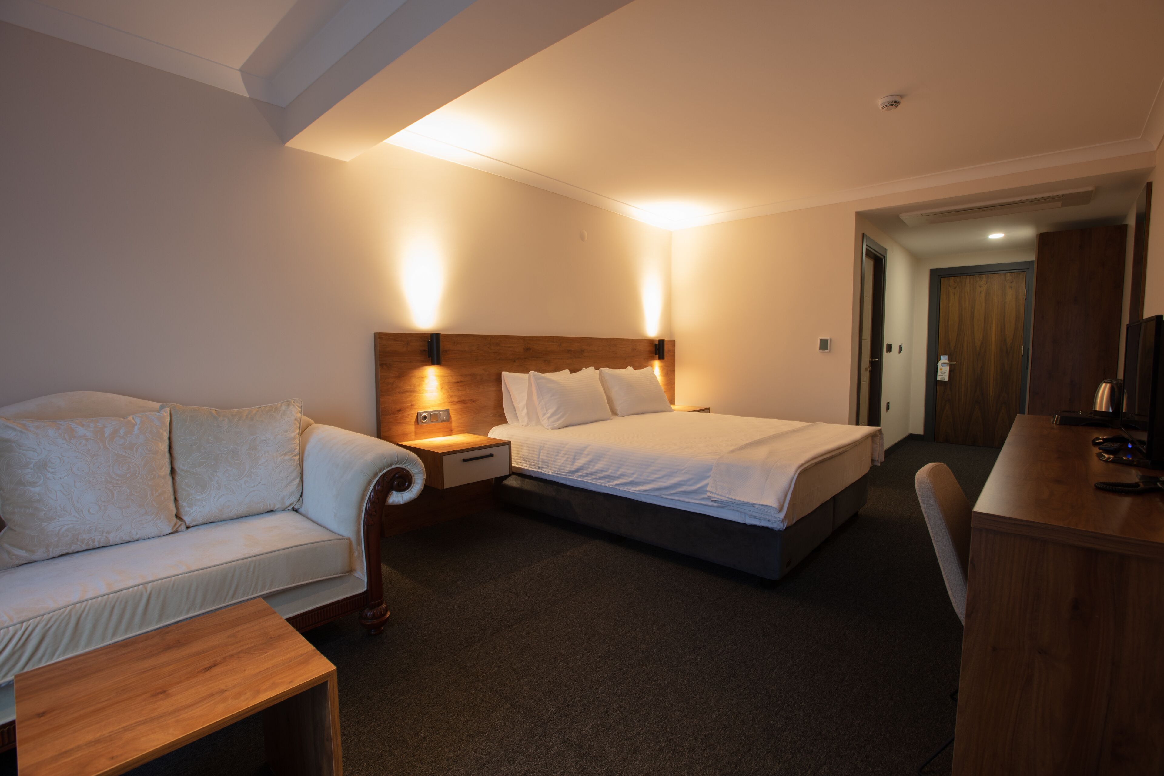 standard room | minibar, in-room safe, desk, laptop workspace