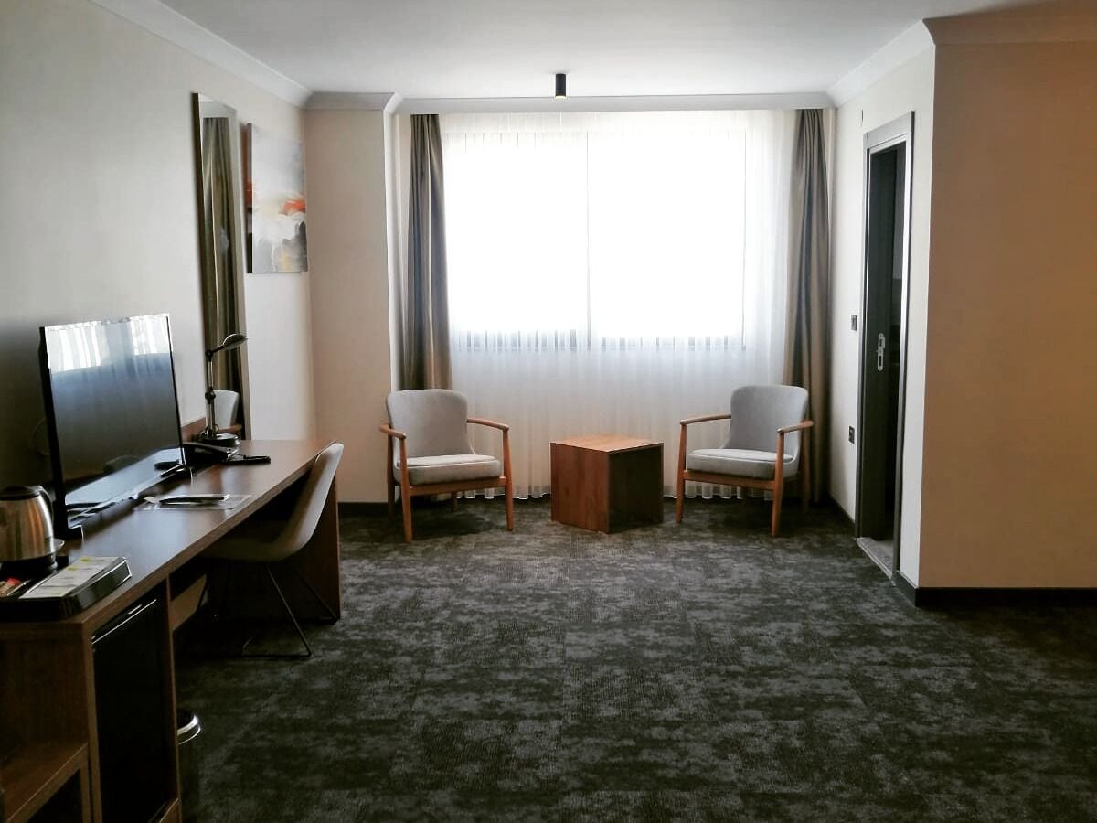 deluxe room | minibar, in-room safe, desk, laptop workspace