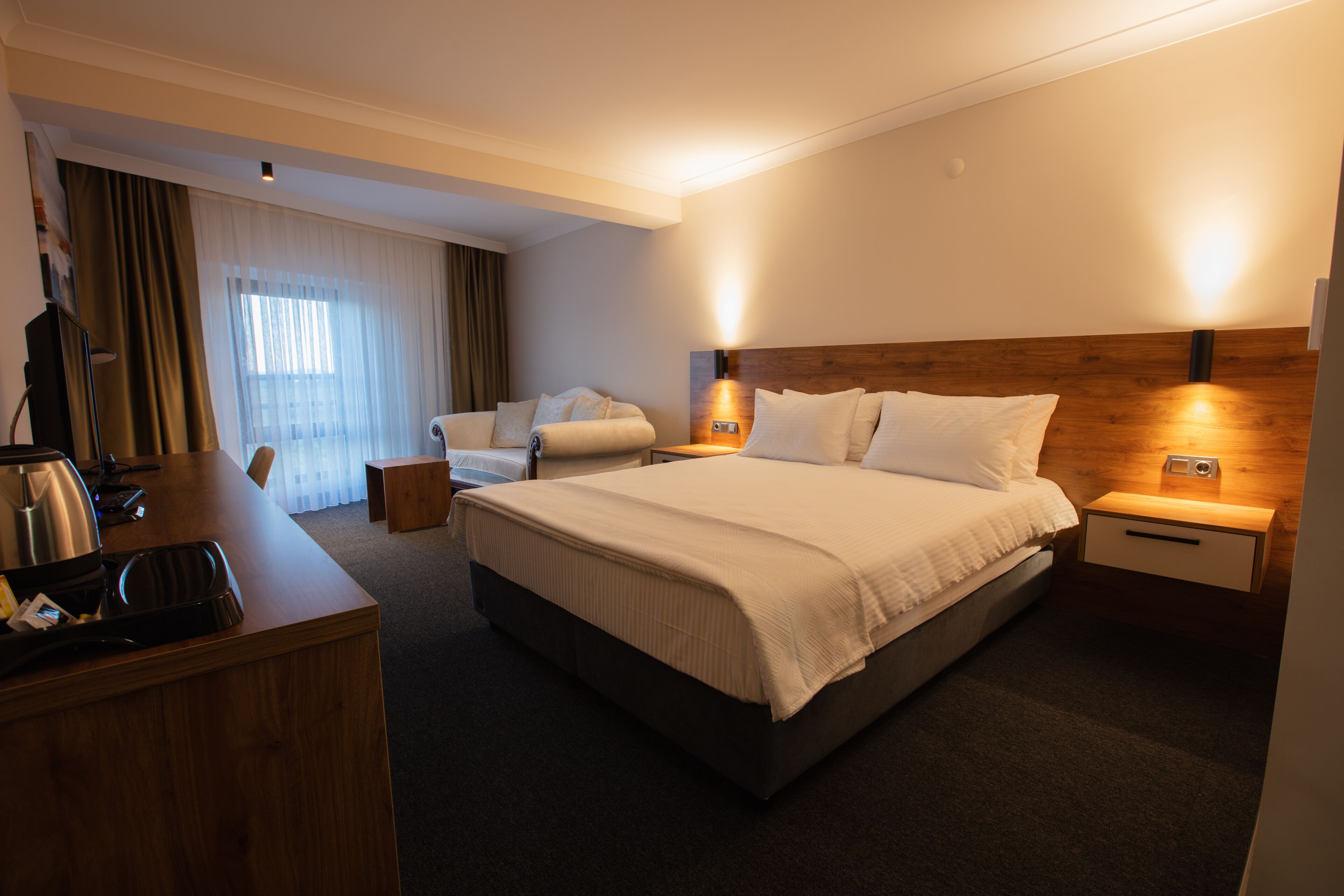 standard room | minibar, in-room safe, desk, laptop workspace