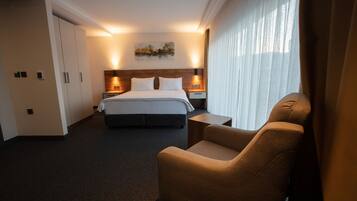 Deluxe Room | Minibar, in-room safe, desk, laptop workspace