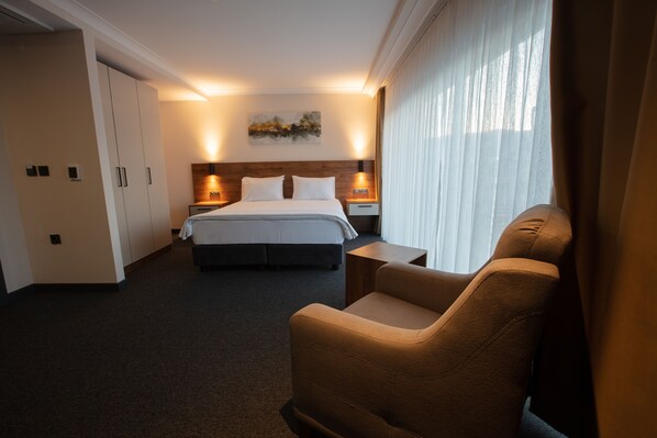 Rom – deluxe | Minibar, safe på rommet, skrivebord og skrivebord for bærbar PC