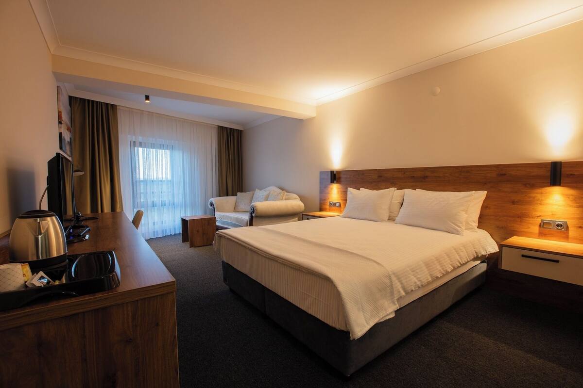 Standard Room | Minibar, in-room safe, desk, laptop workspace
